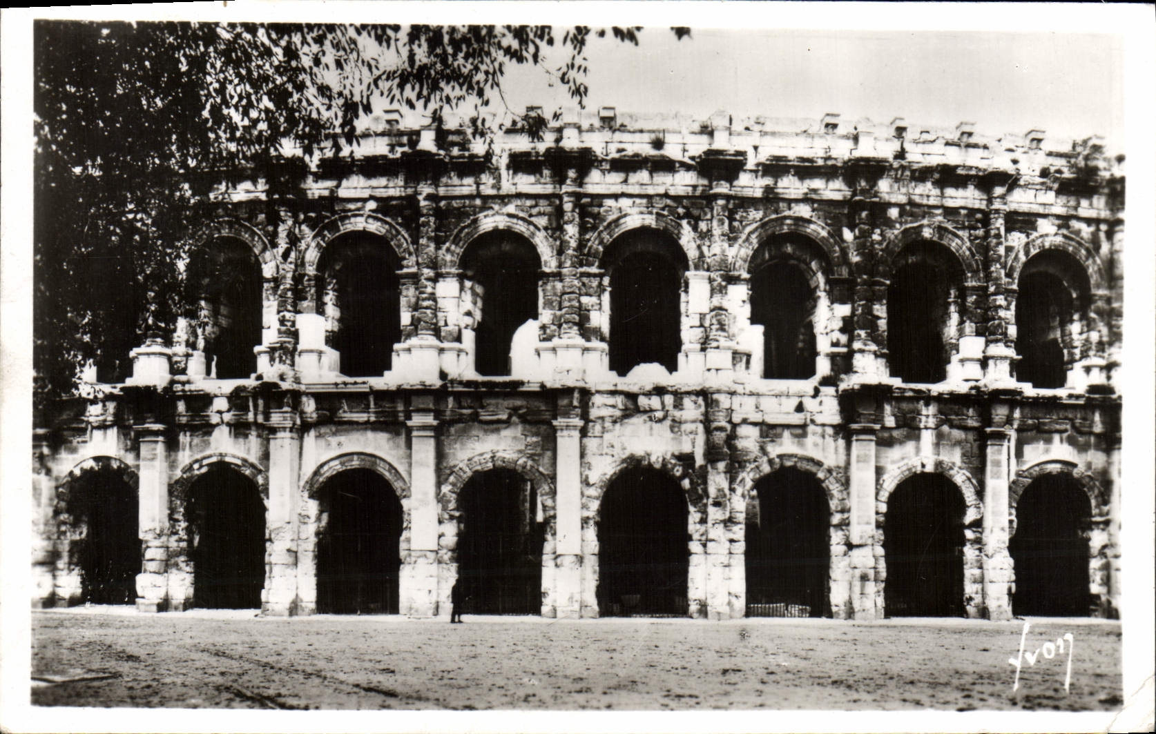 CPM Nimes Les Arenes Cachet Daguin Gorges du Tarn