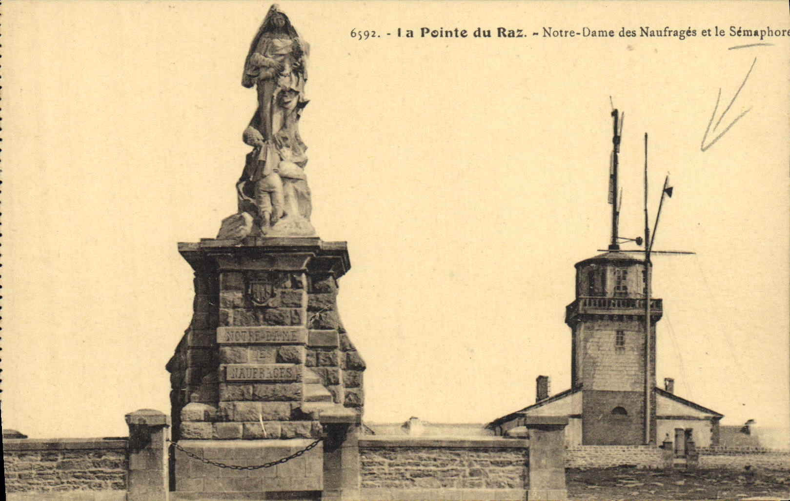CPA Pointe Du Raz Notre Dame Des Naufrages Et Le Semaphore