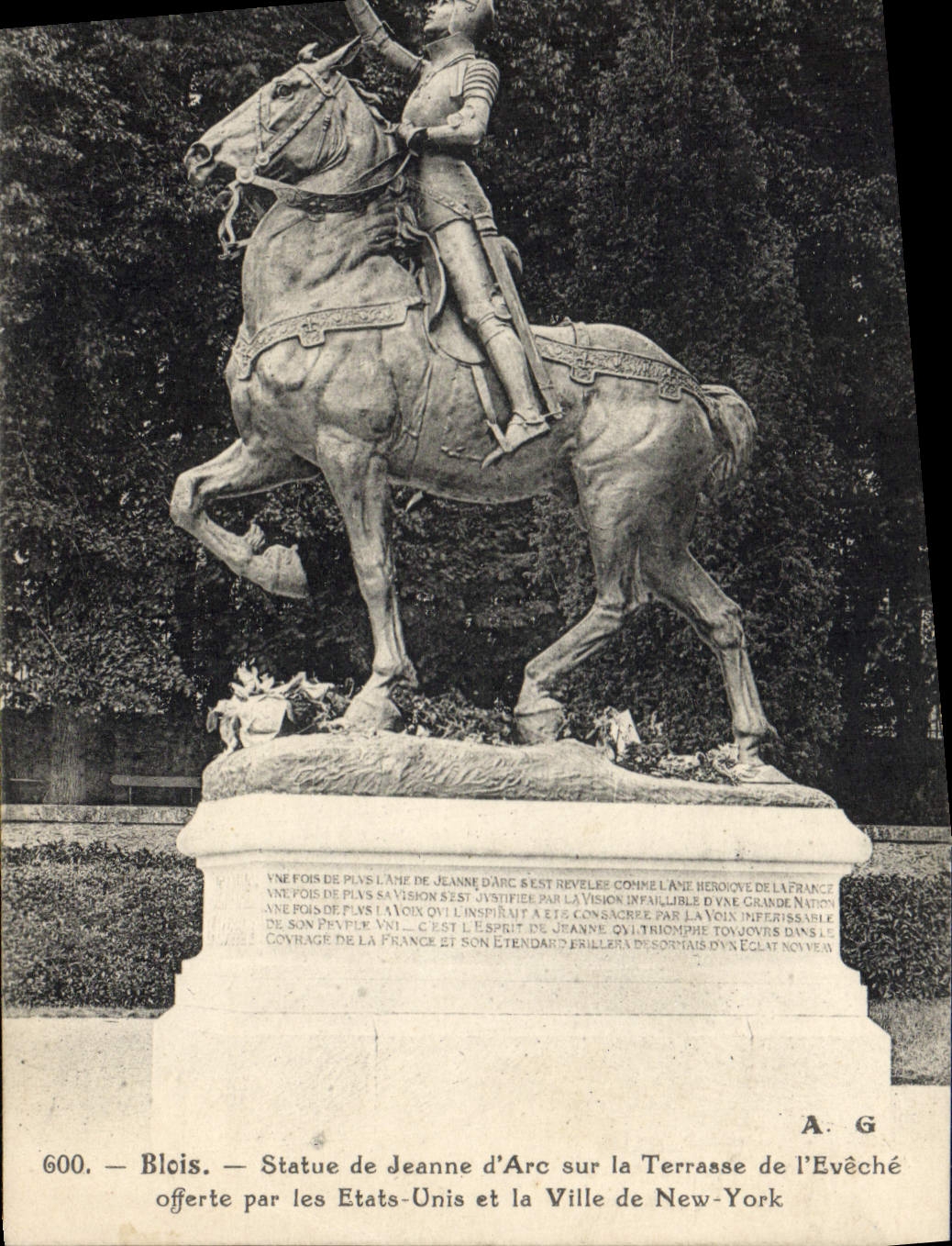 CPA Blois Statue De Jeanne D'Arc Sur La Terrasse de l'eveche