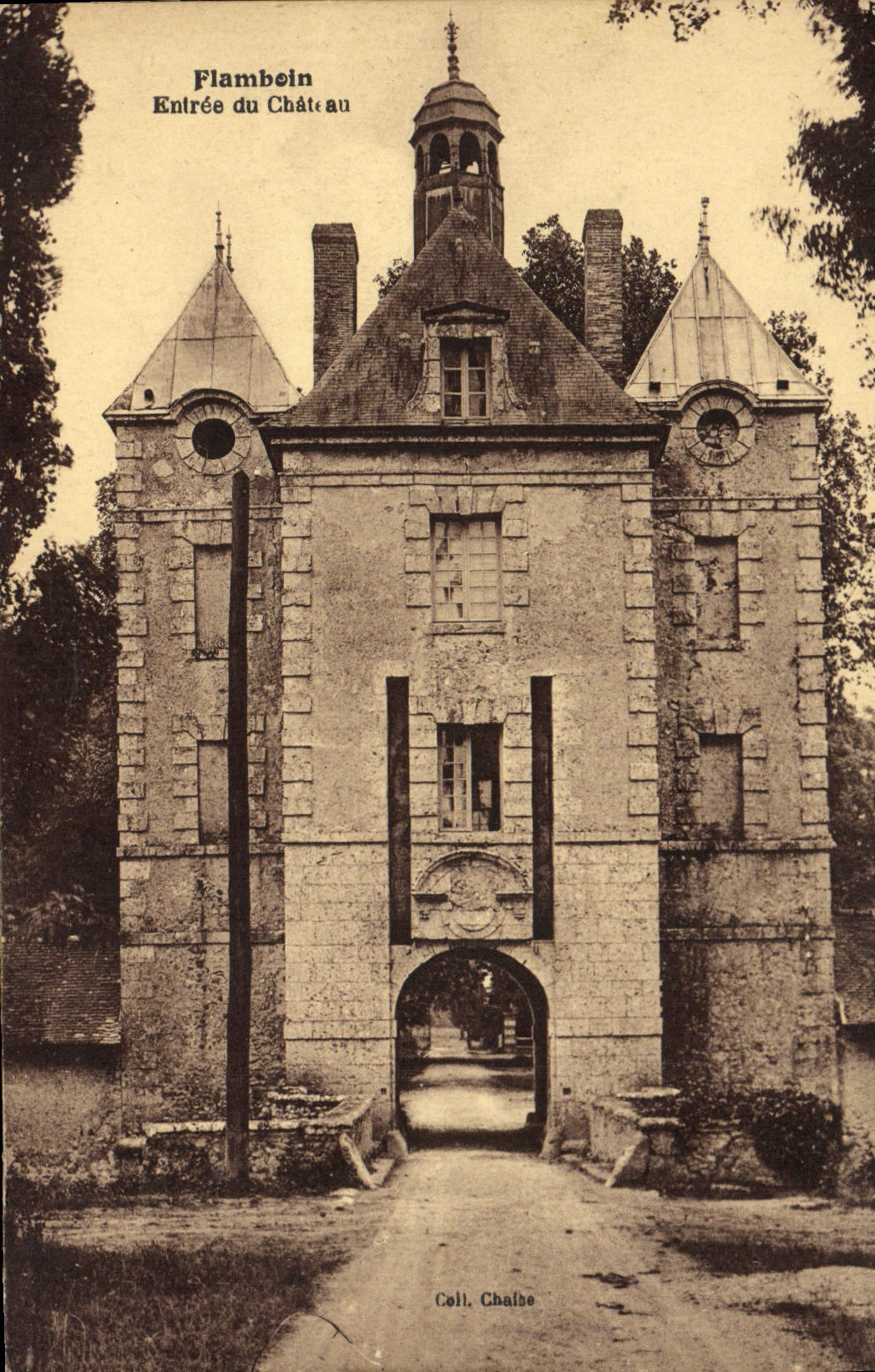 VINTAGE POSTCARD Flamboin Entered Of the Castle