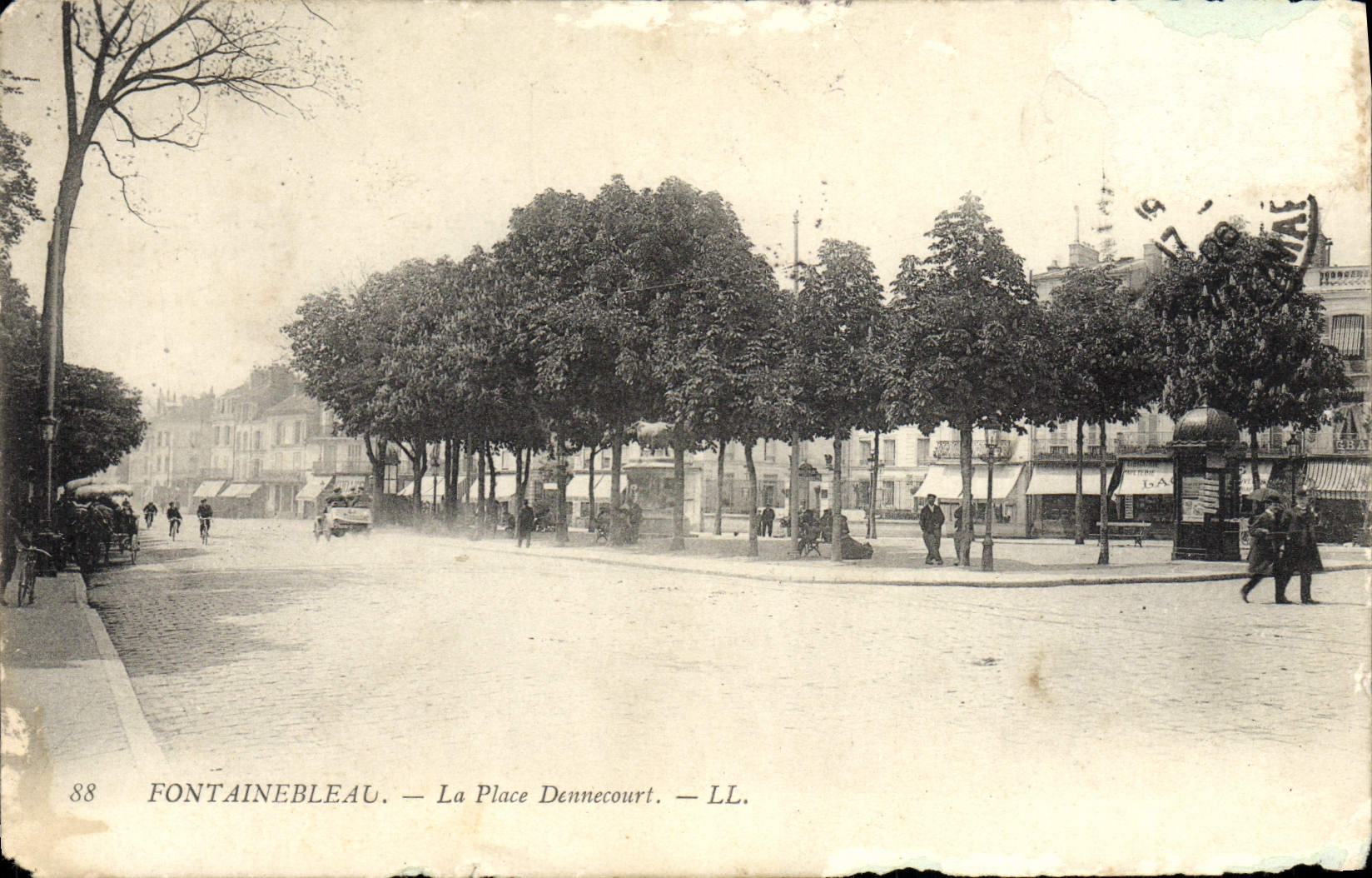 VINTAGE POSTCARD Fontainebleau the Dennecourt Place