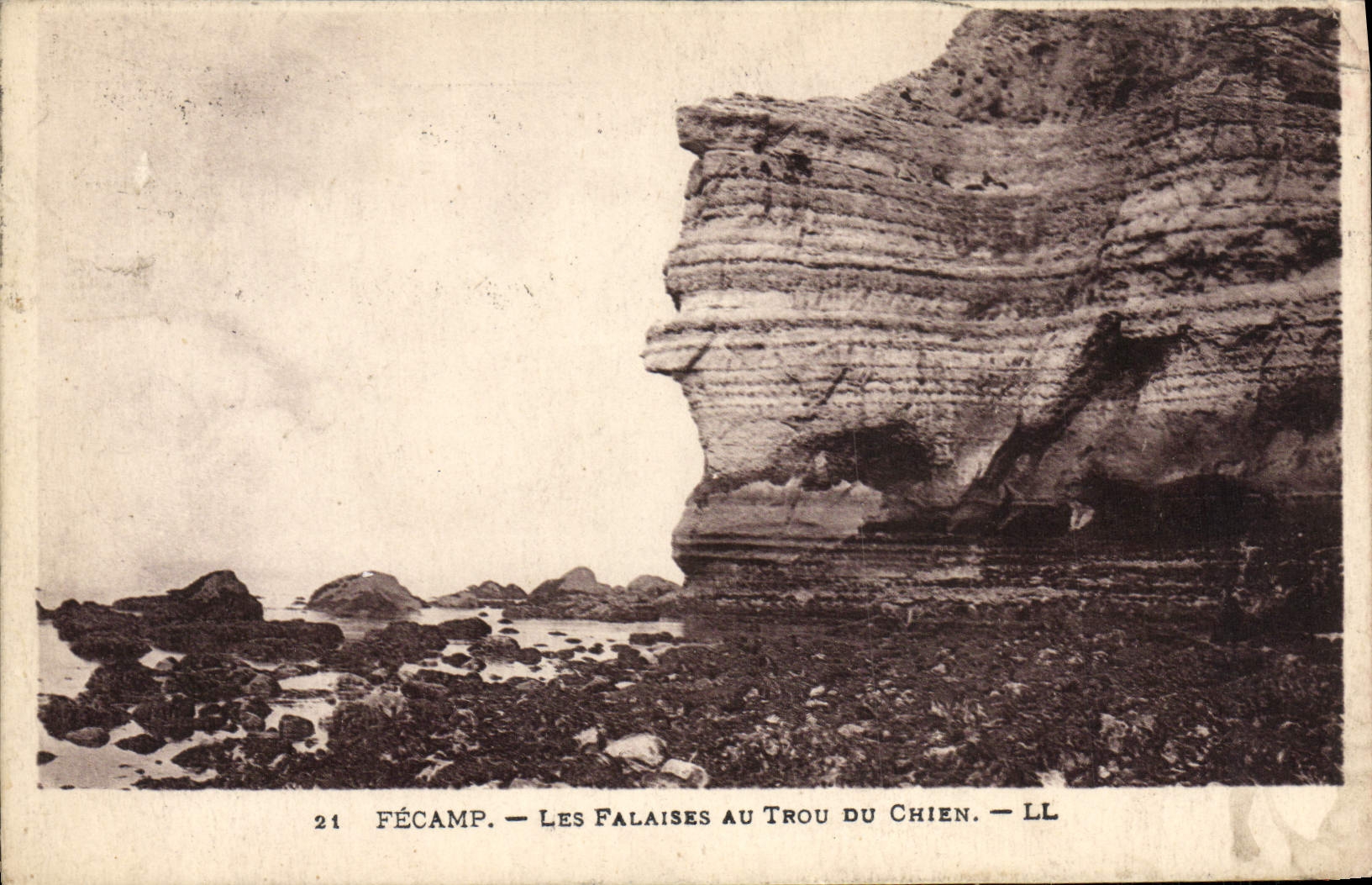 Acantilados de Fecamp de la POSTAL de la VENDIMIA con el agujero del perro
