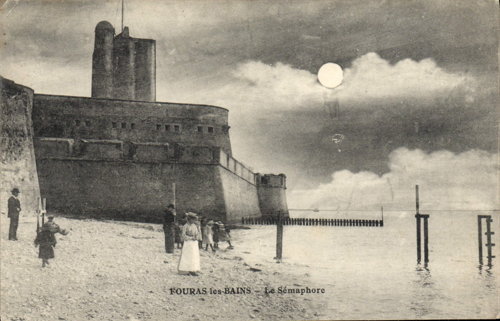 VINTAGE POSTCARD Fouras Les Bains the Semaphore