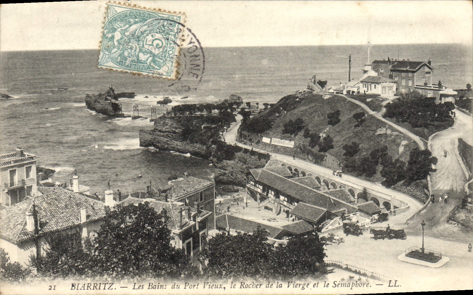 CPA Biarritz Les Bains Du Port Fieux Le Rocher De La Vierge Et Le Semaphore