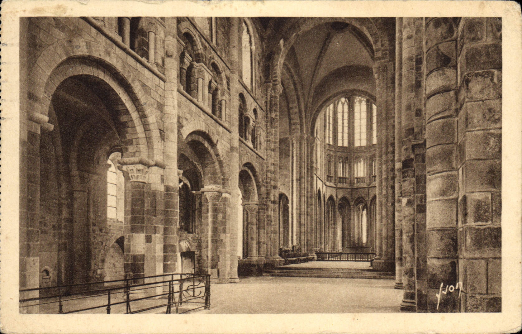 CPA Le Mont Saint Michel L'abbaye Interieur de l'eglise romane