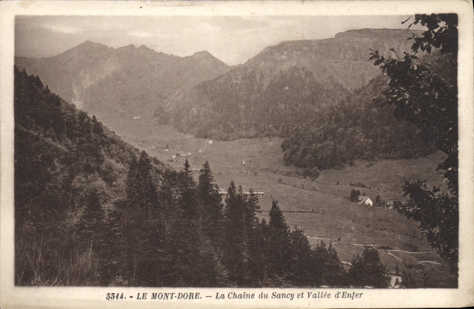 CPA Le Mont Dore La Chaine Du Sancy Et Vallee D'Enfer