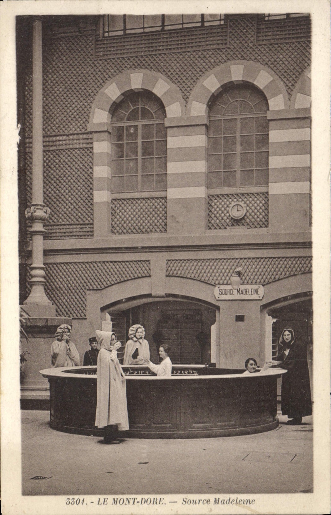 CPA Le Mont Dore Source Madelerne