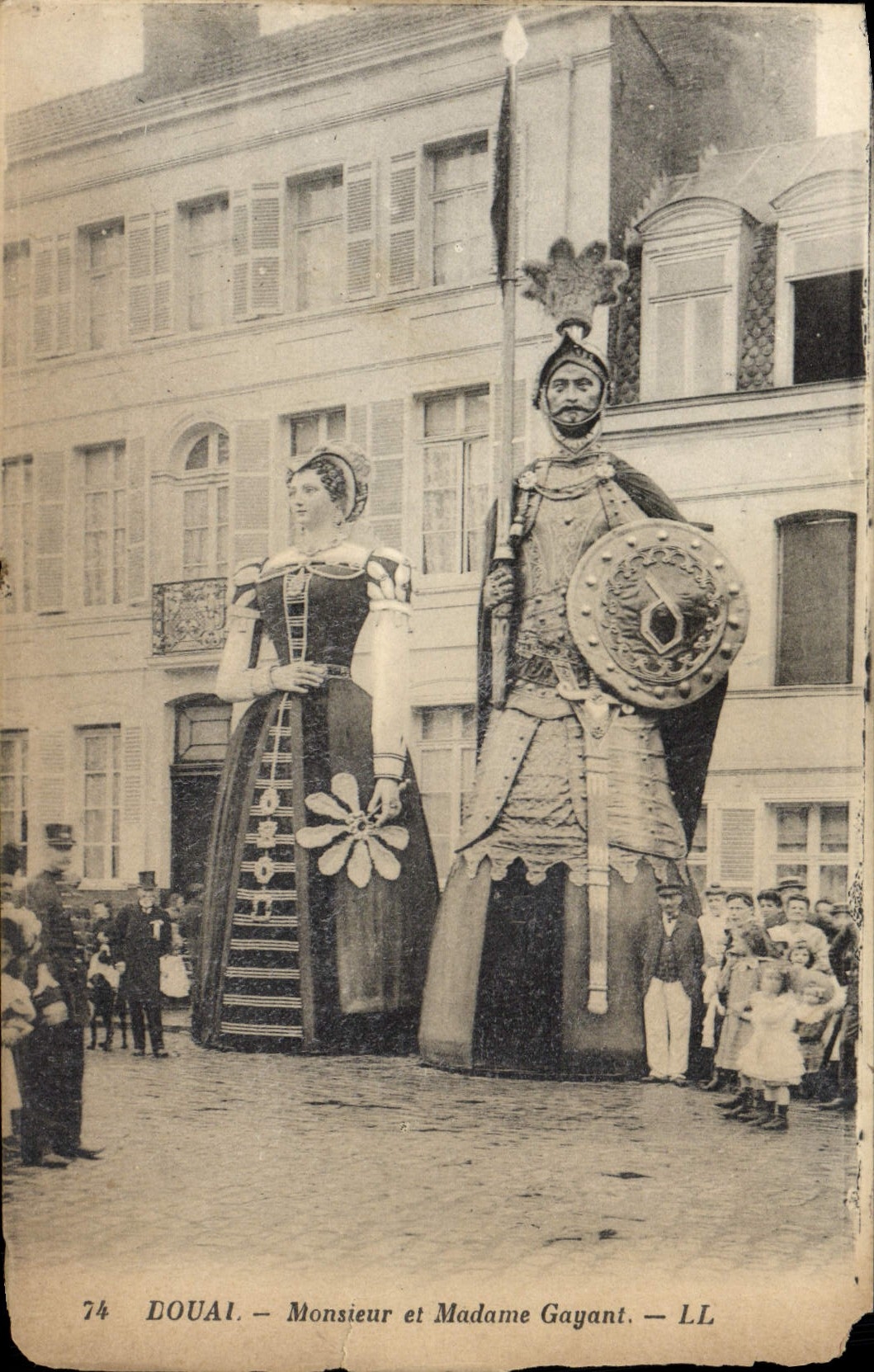 VINTAGE POSTCARD Douai Mr And Mrs Giant Gayant