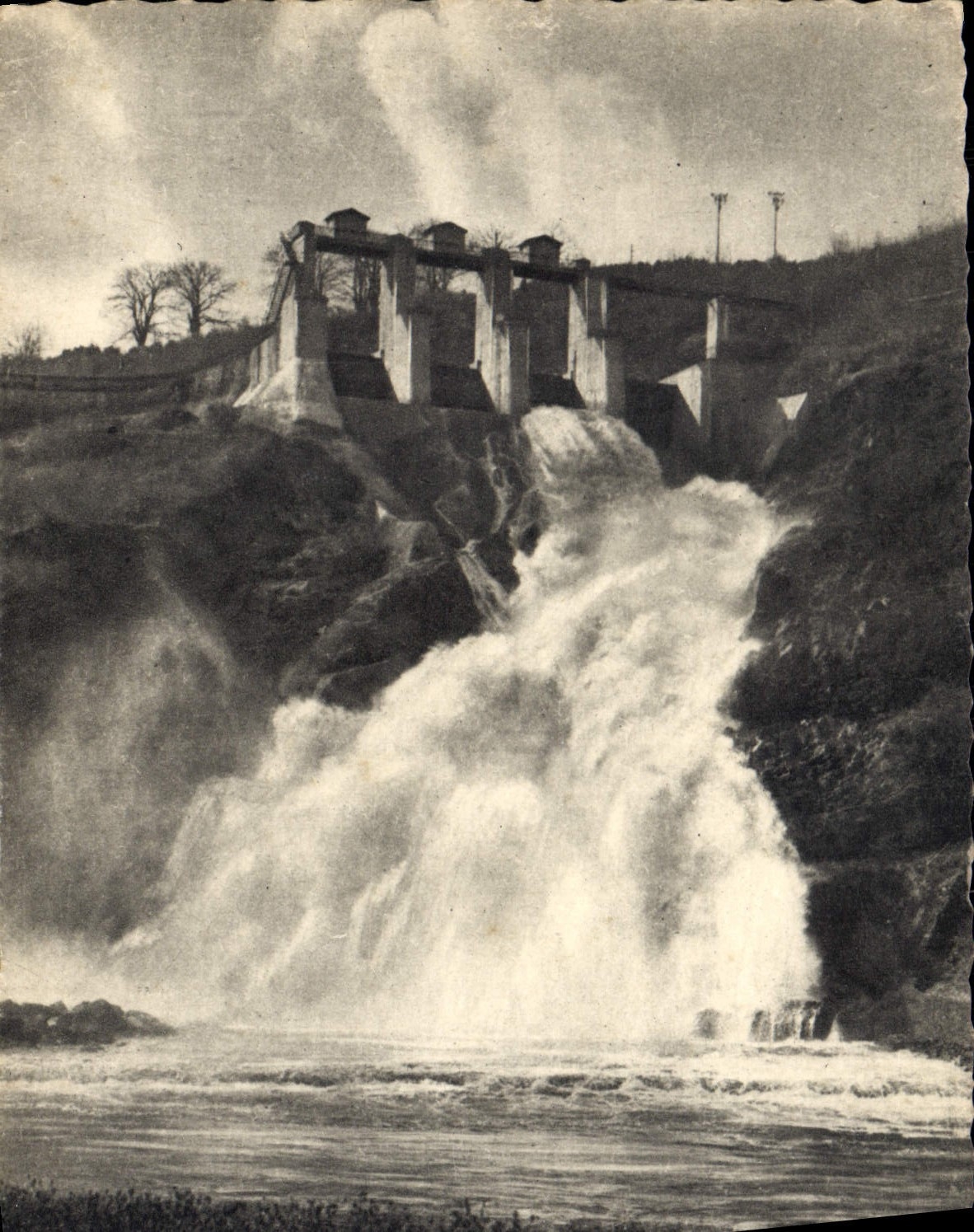 CPA Le Barrage D'Eguzon Pendant Une Crue