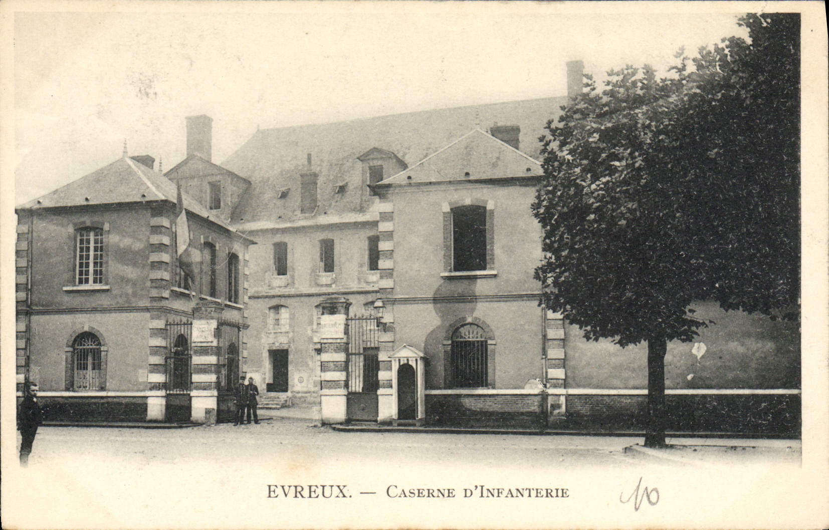VINTAGE POSTCARD Evreux Barracks Of Militaria Infantry