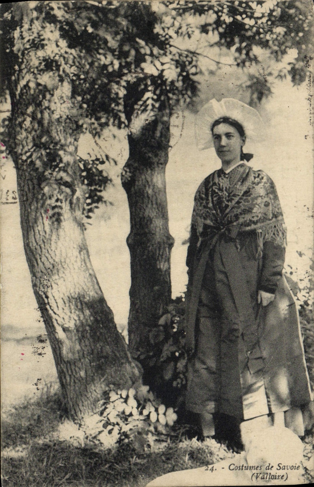 CPA Costumes De Savoie Femme Folklore 