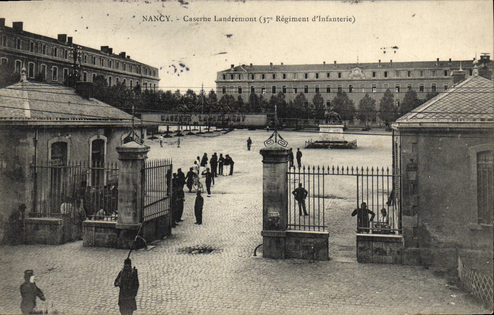 CPA Nancy Caserne Landremont 37eme regiment d'Infanterie Militaria