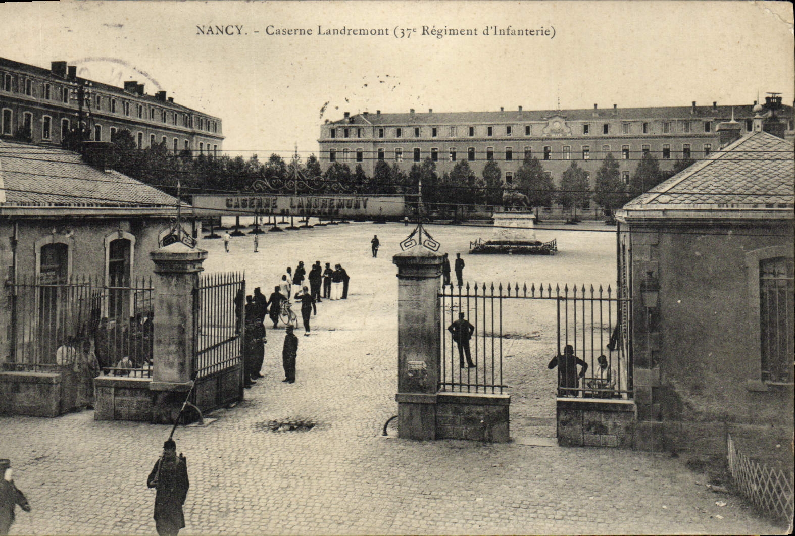 CPA Nancy Caserne Landremont 37eme regiment d'infanterie Militaria