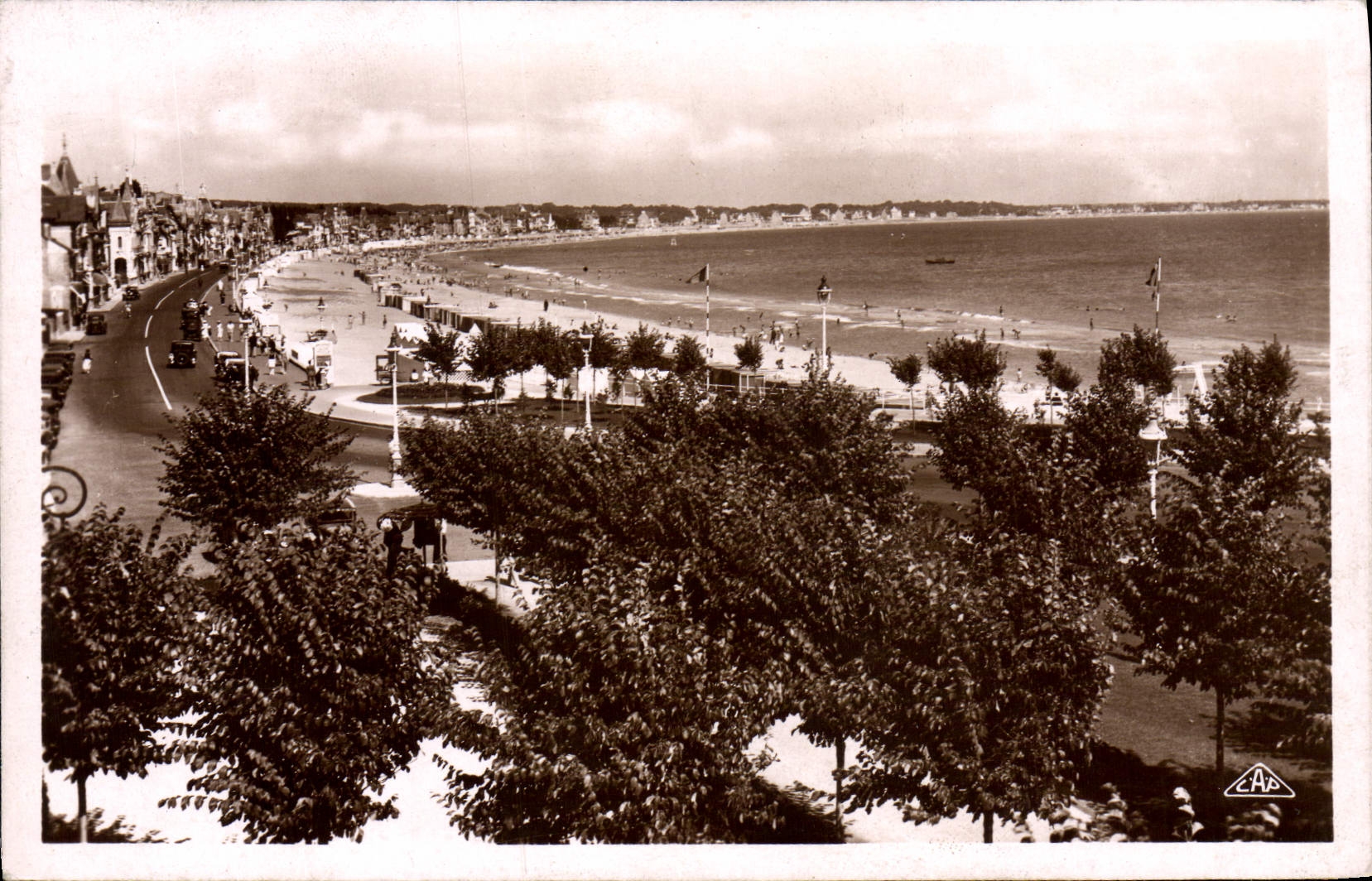 POSTAL MODERNA La Baule visto en la playa