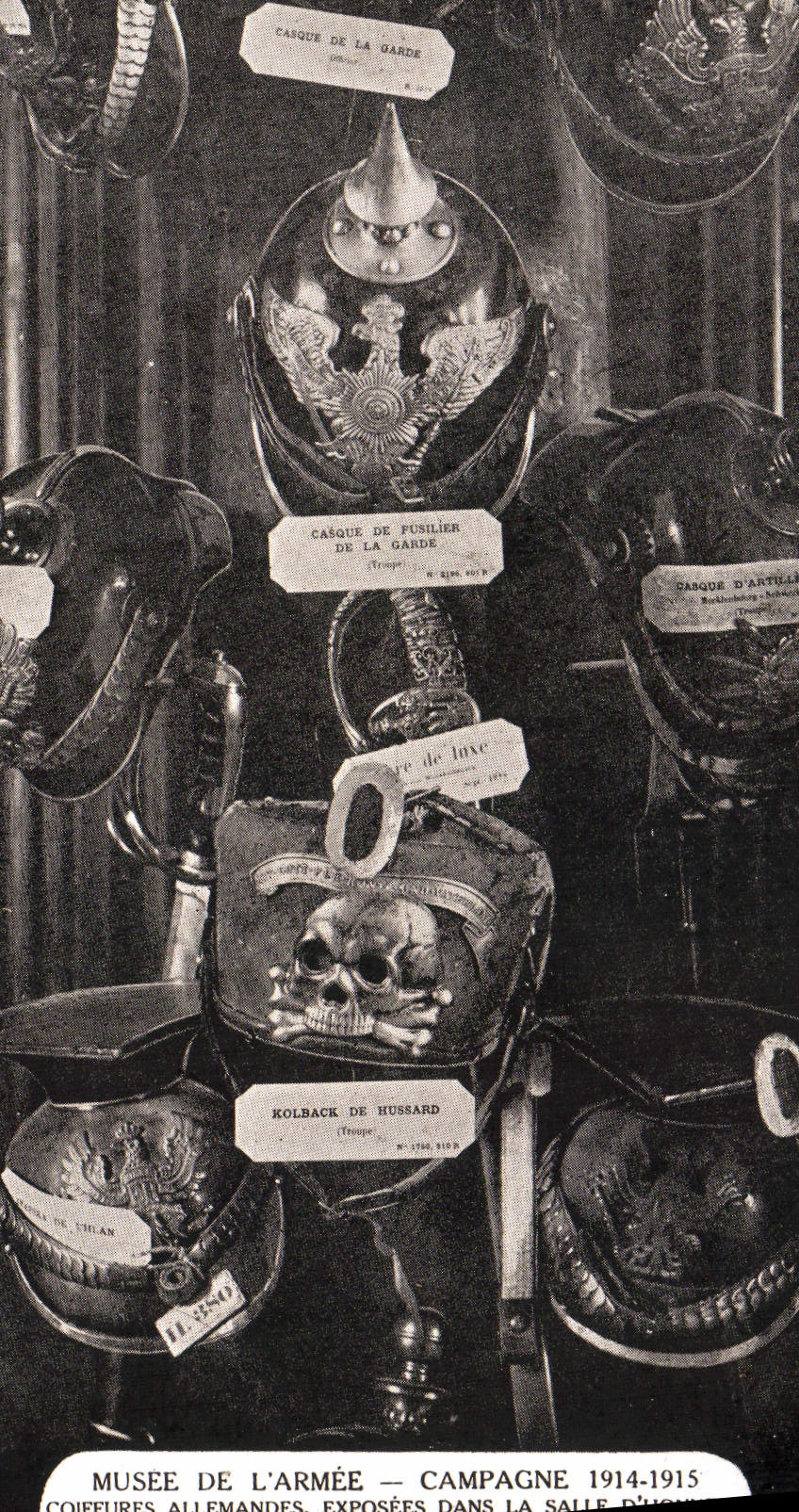 CPA Musee De L'Armee Campagne 1914 1915 Coiffures allemandes Salle d'honneur Militaria