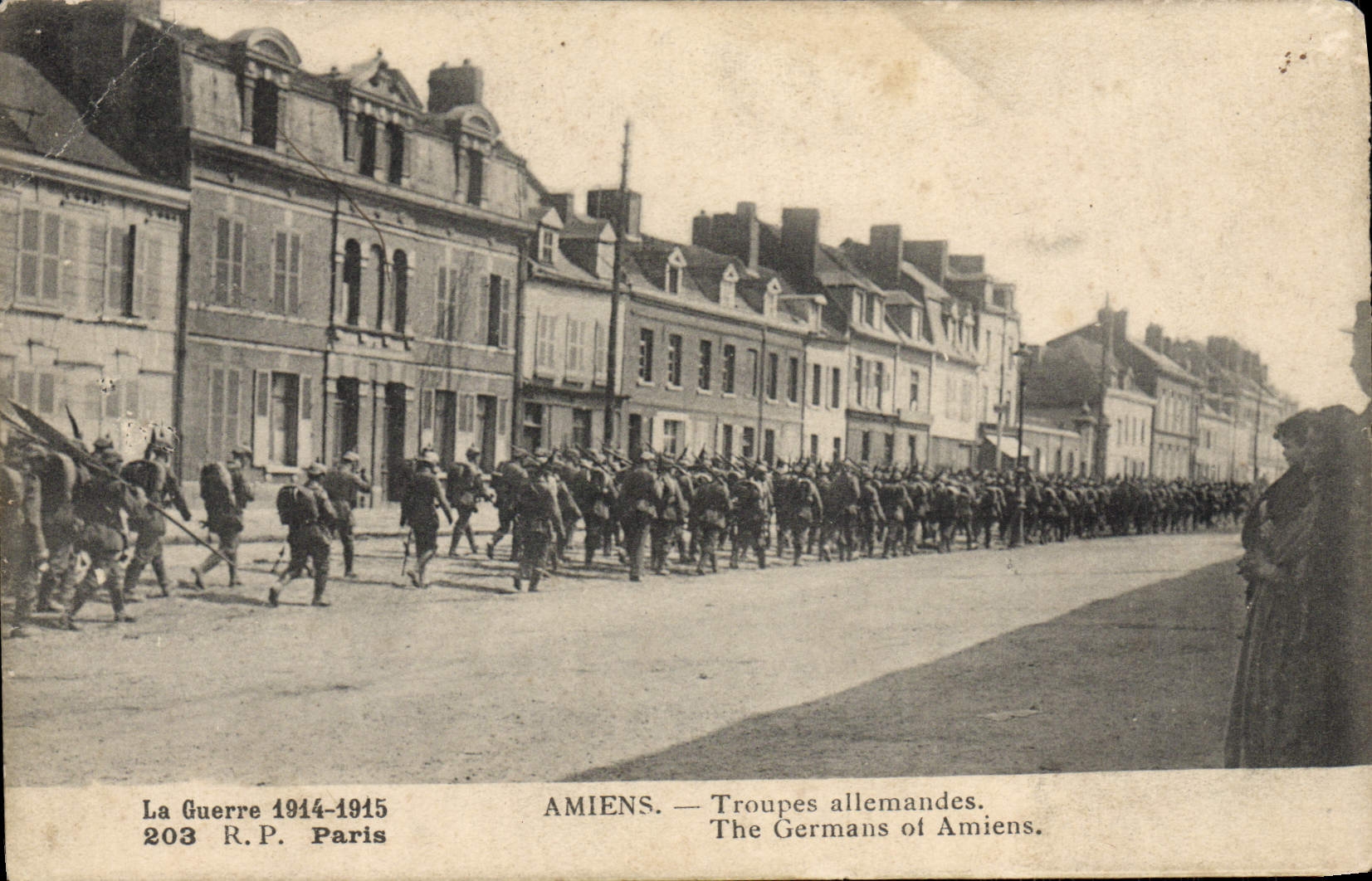 VINTAGE POSTCARD Amiens German Troops Militaria