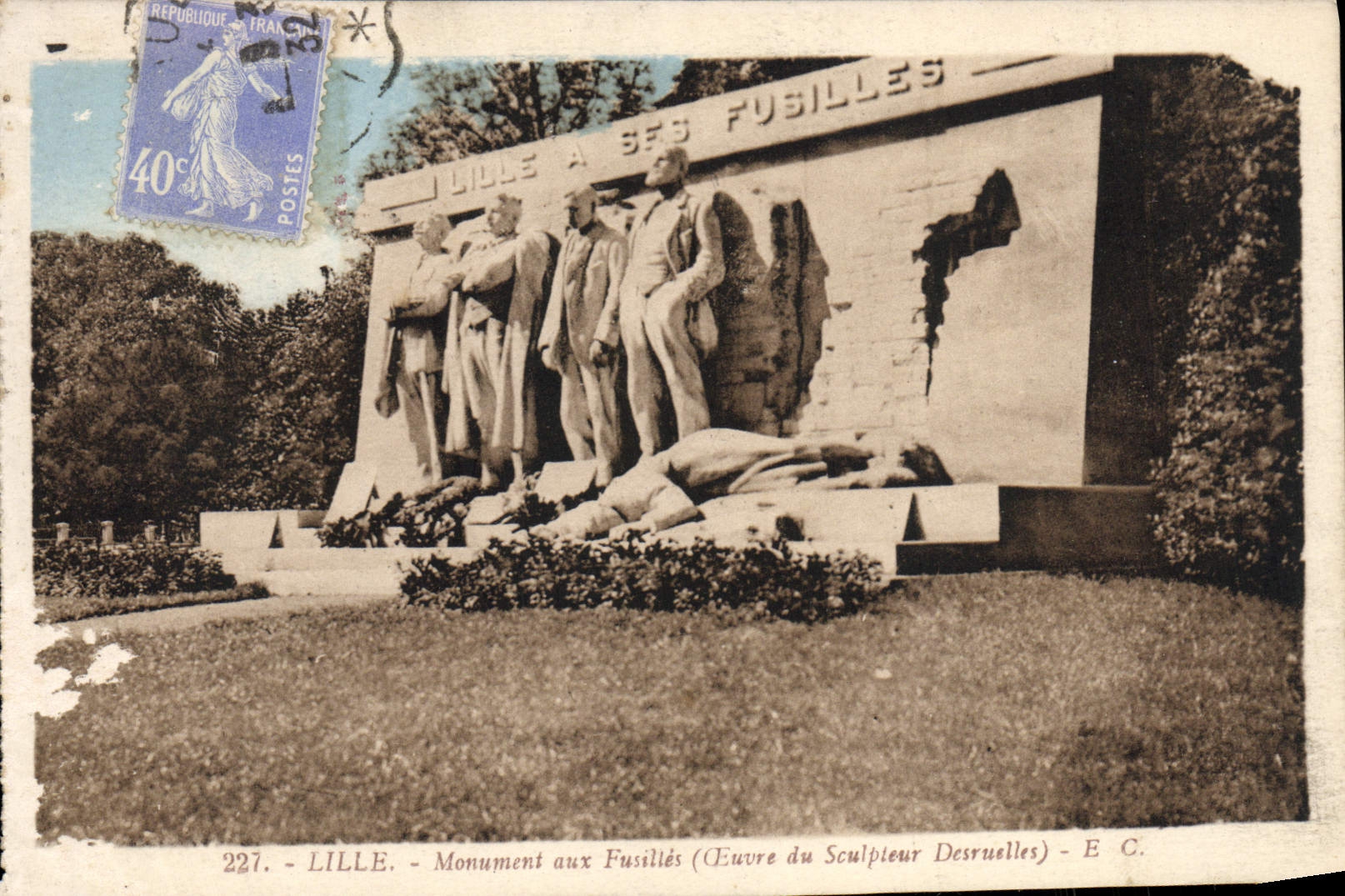 VINTAGE POSTCARD Lille Monument With Shoot Militaria