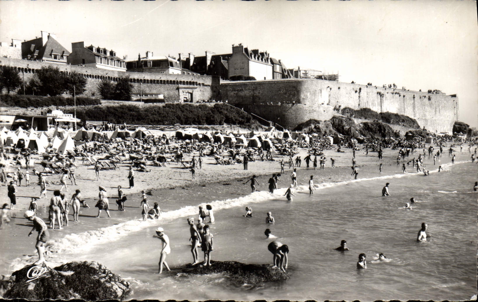 CPM Saint Malo Cite Corsaire Plage De Bonsecours