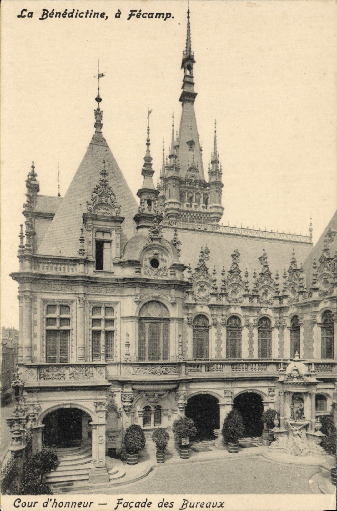 Ataque frontal principal del patio de la POSTAL de la VENDIMIA del benedictino Fecamp de las oficinas