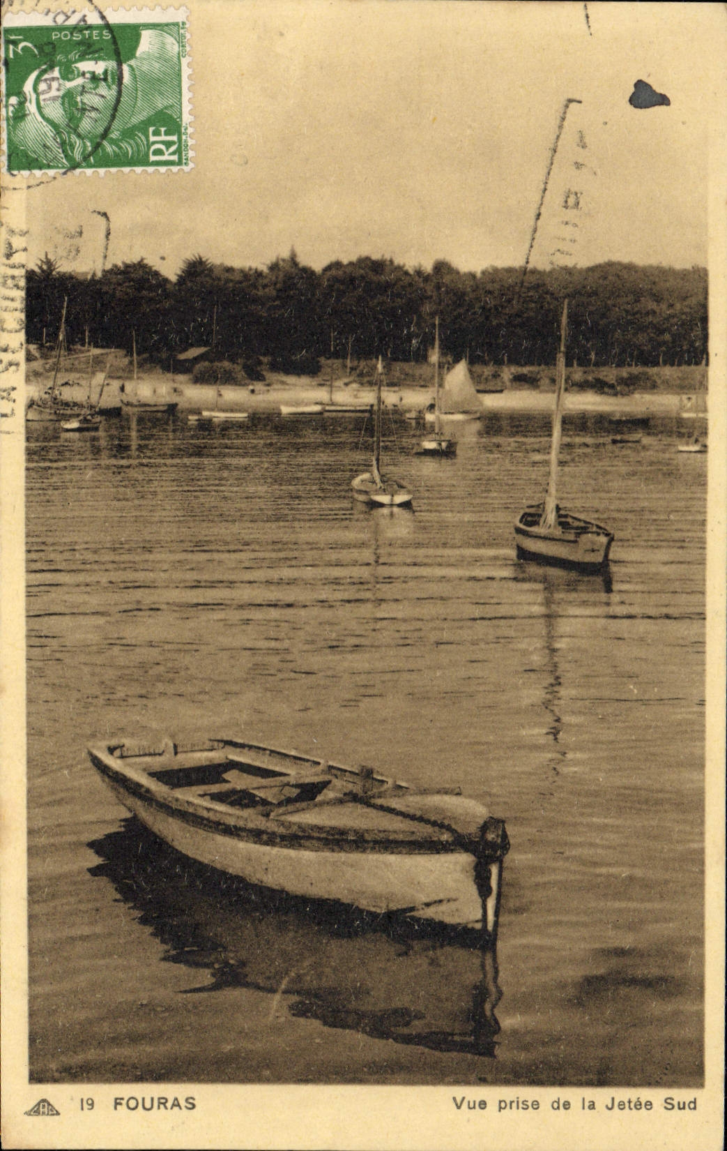 VINTAGE POSTCARD Fouras Seen from Of the Southern Pier Boats