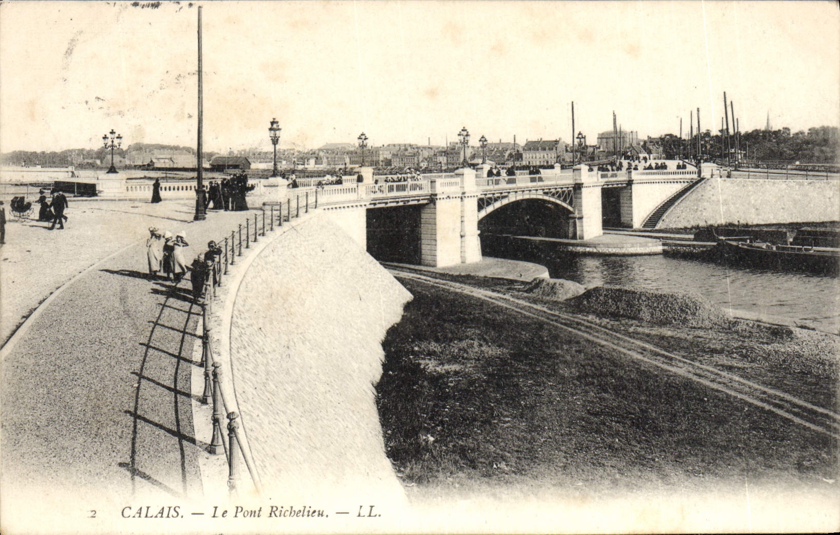 VINTAGE POSTCARD Calais the Richelieu Bridge