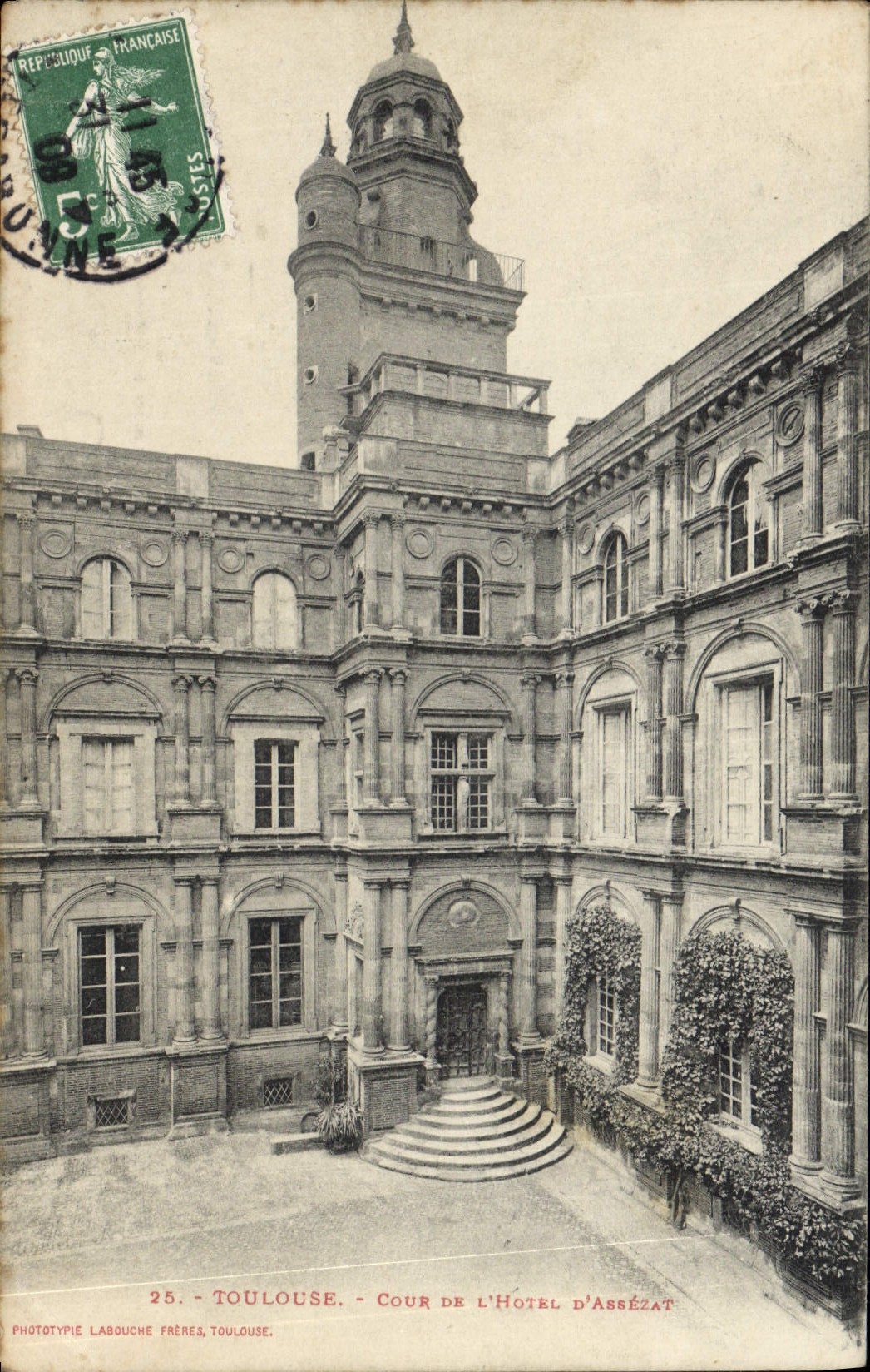 VINTAGE POSTCARD Toulouse Court Of the Hotel of Assezat