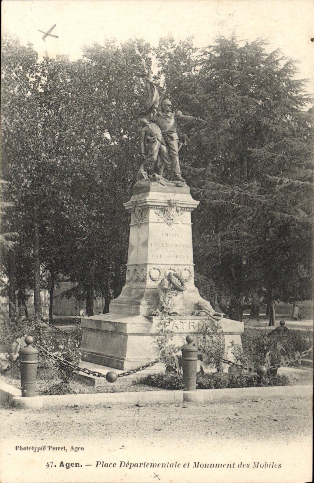 CPA Agen Place Departementale et Monument des Mobiles Militaria 