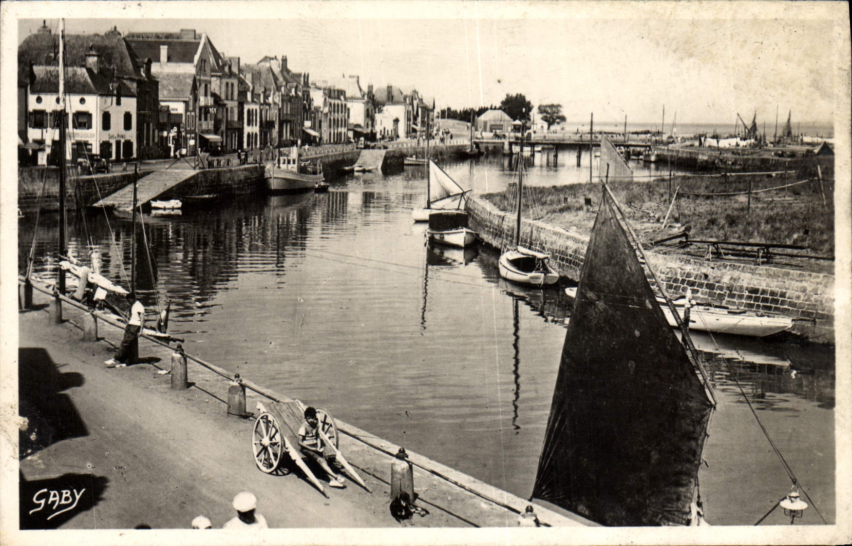 VINTAGE POSTCARD Croisic the port Boat