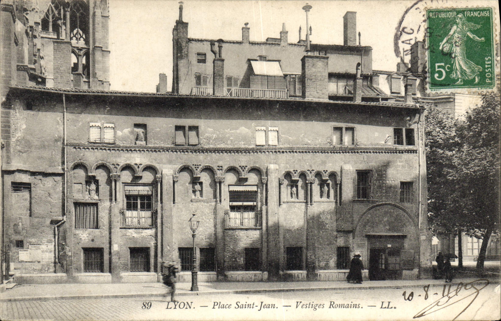 La POSTAL Lyon de la VENDIMIA coloca los vestigios santos de Jean romanos