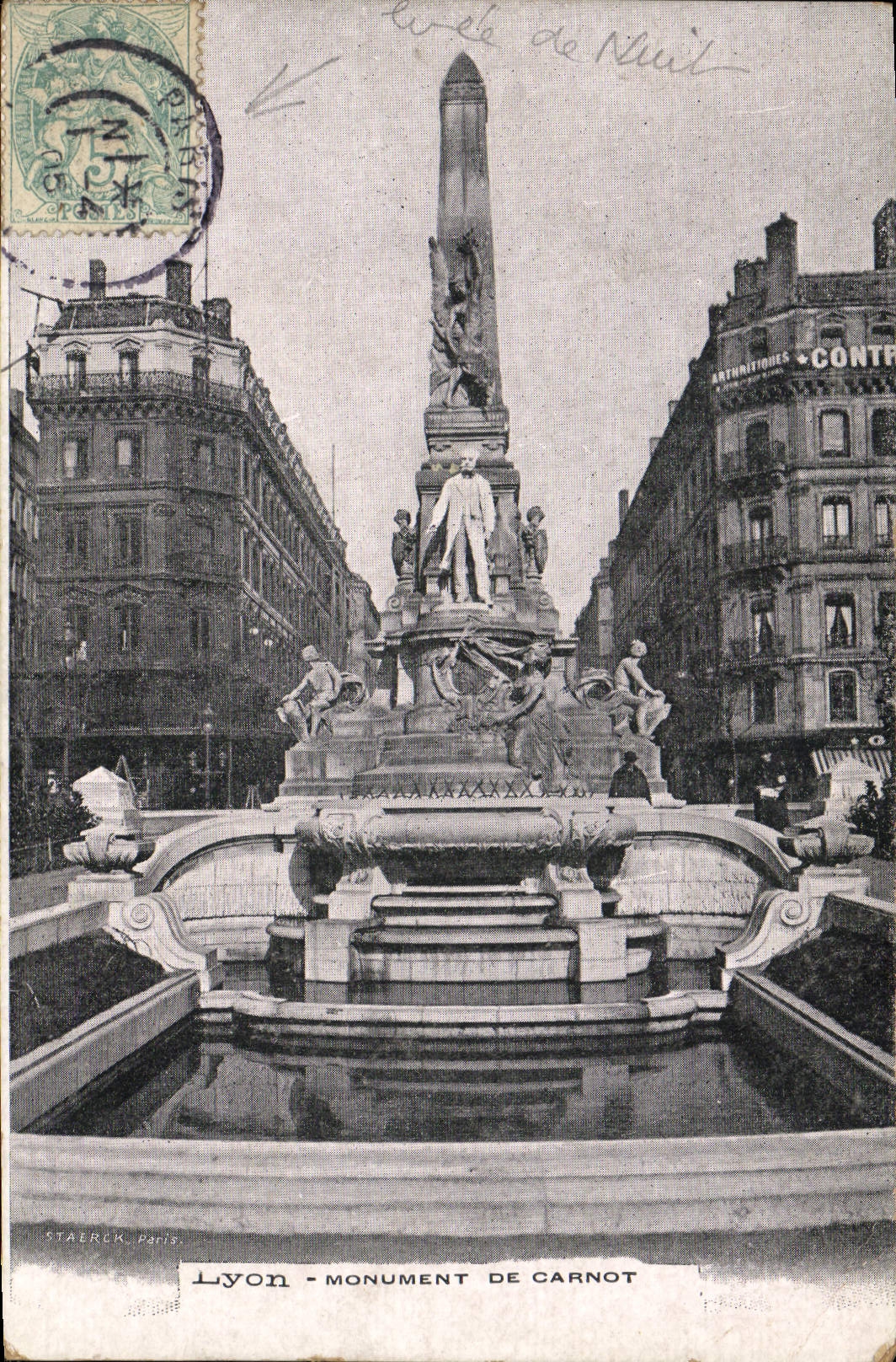 El monumento de Lyon de la POSTAL de la VENDIMIA del sello de Carnot levantó la noche de París