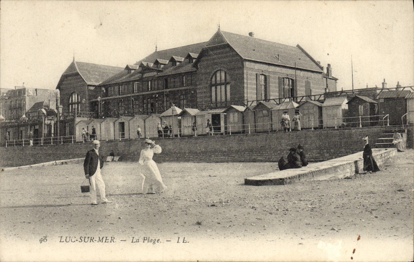 VINTAGE POSTCARD Luc On Sea the Beach