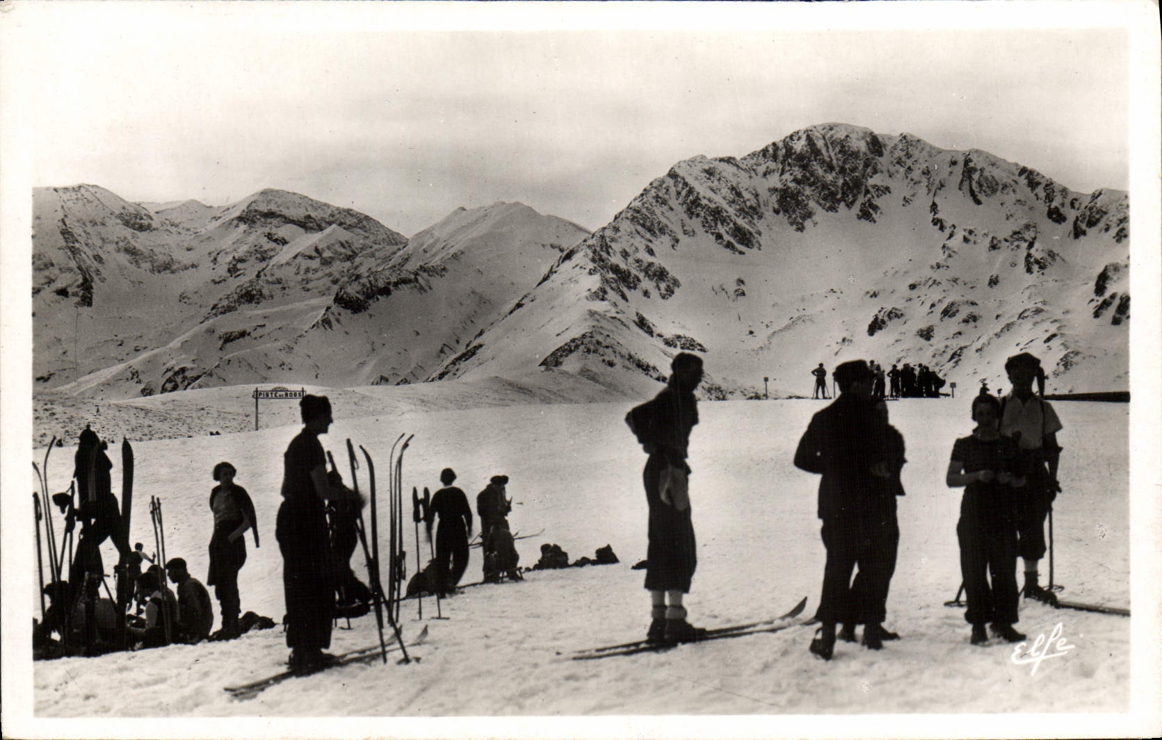 MODERN CARD Luchon Superbagneres Luchon Winter sports Ski Skiers at rest in front of Cecire