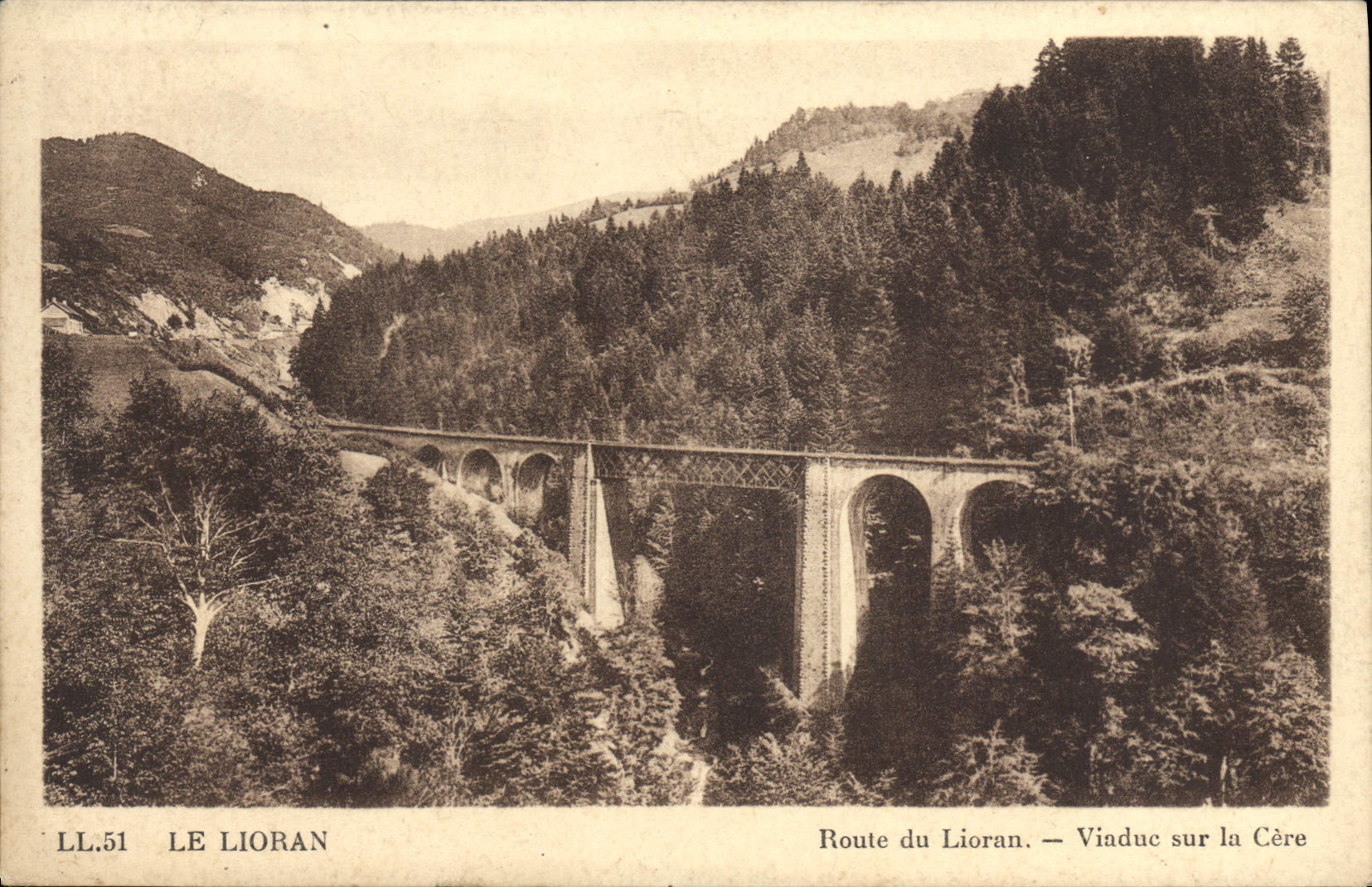 El camino de Lioran de la POSTAL de la VENDIMIA del viaducto de Lioran encendido Cere