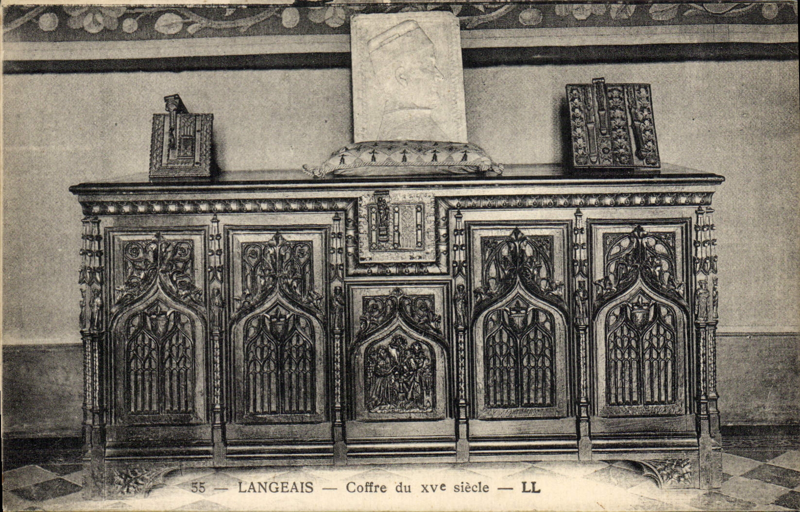 VINTAGE POSTCARD Langeais Cases 15th