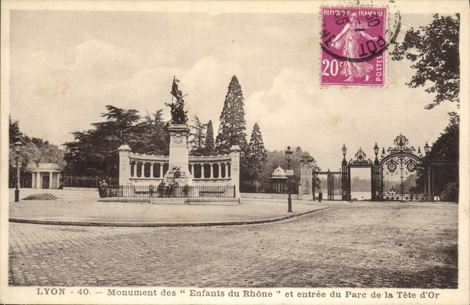 CPA Lyon Monument des Enfants du Rhone et entree du parc de la Tete d'Or 