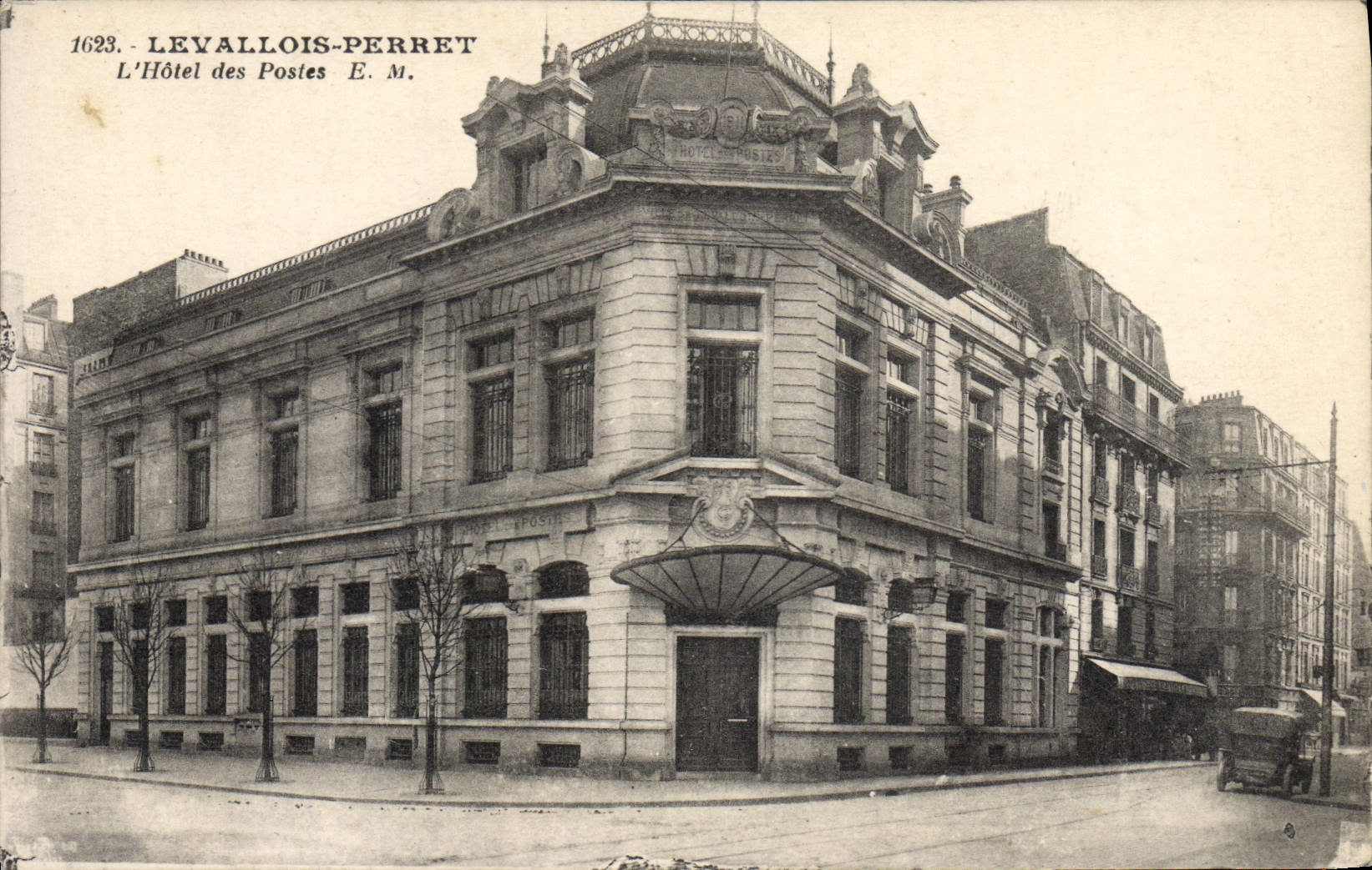 VINTAGE POSTCARD Levallois Perret the Post office building
