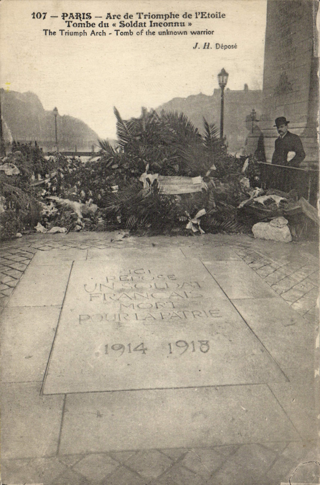 CPA Paris Arc de Triomphe de L'Etoile Tombe du soldat inconnu Militaria