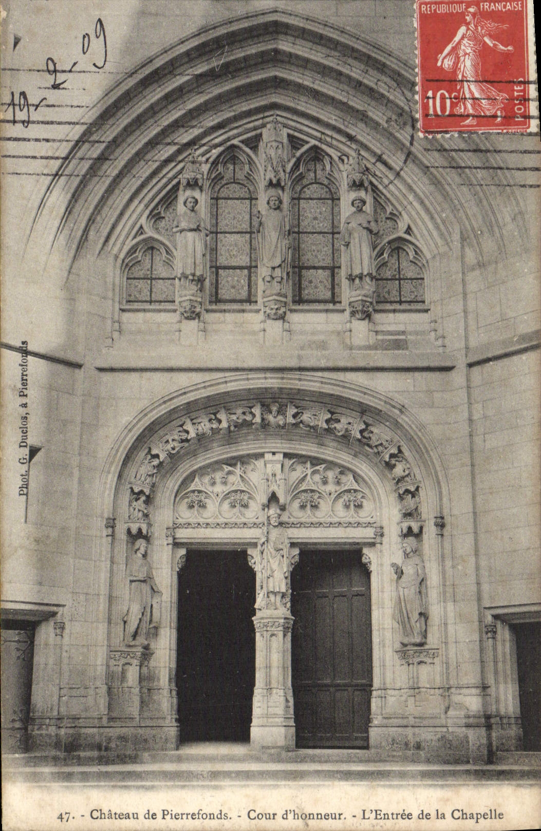 CPA Pierrefonds Chateau Cour d'honneur L'entree de la chapelle