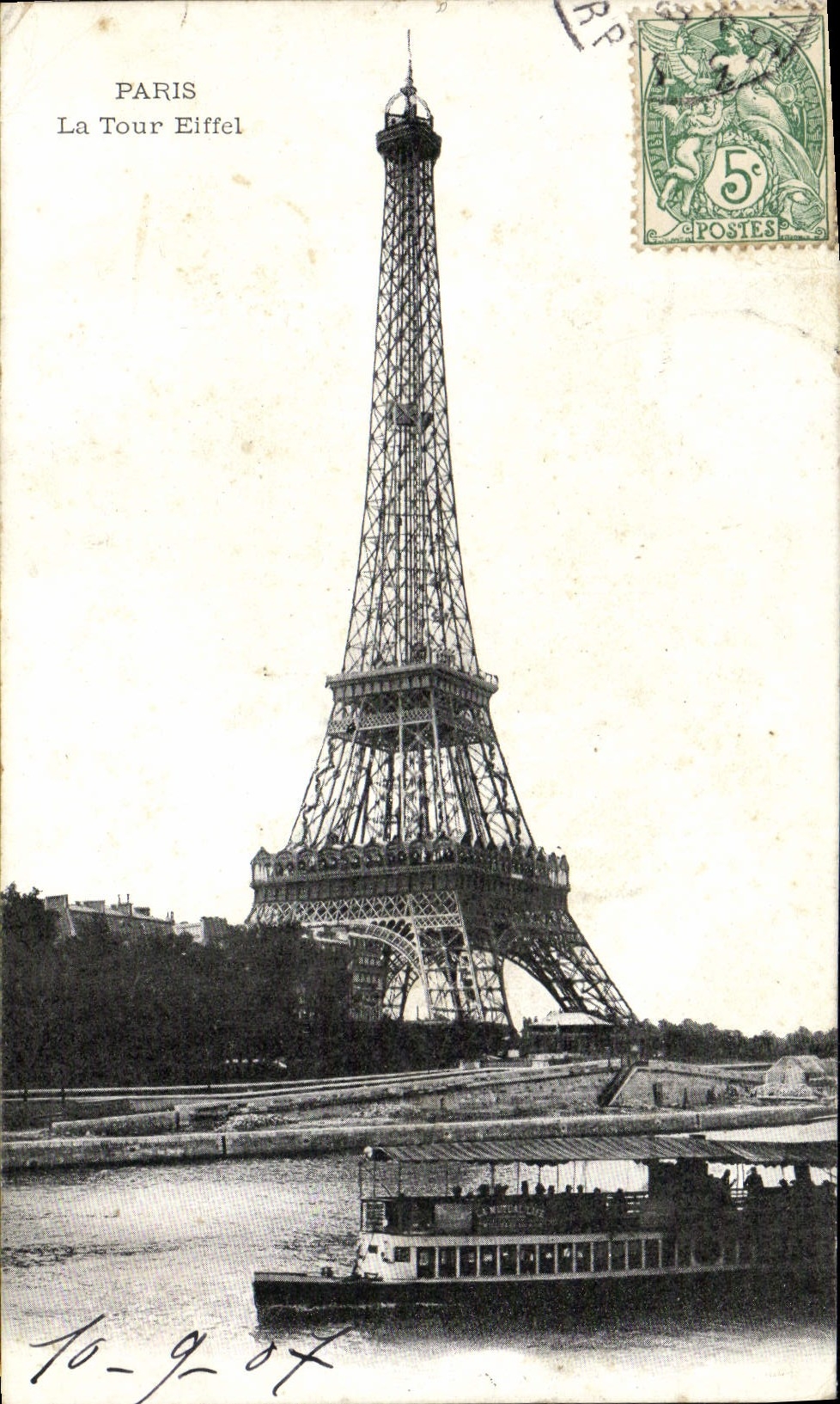 CPA Paris La Tour Eiffel Bateau peniche 