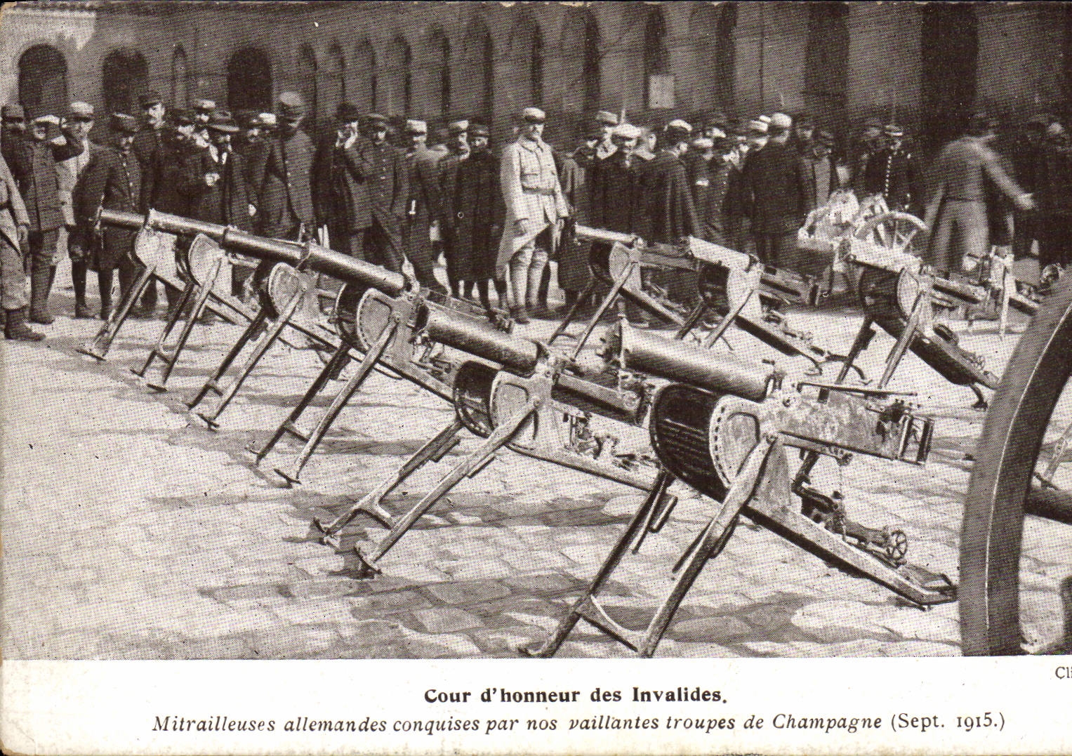 El patio principal de la POSTAL de la VENDIMIA del alemán de Invalids Machine-guns conquistado por nuestras tropas valerosas Militaria Champán