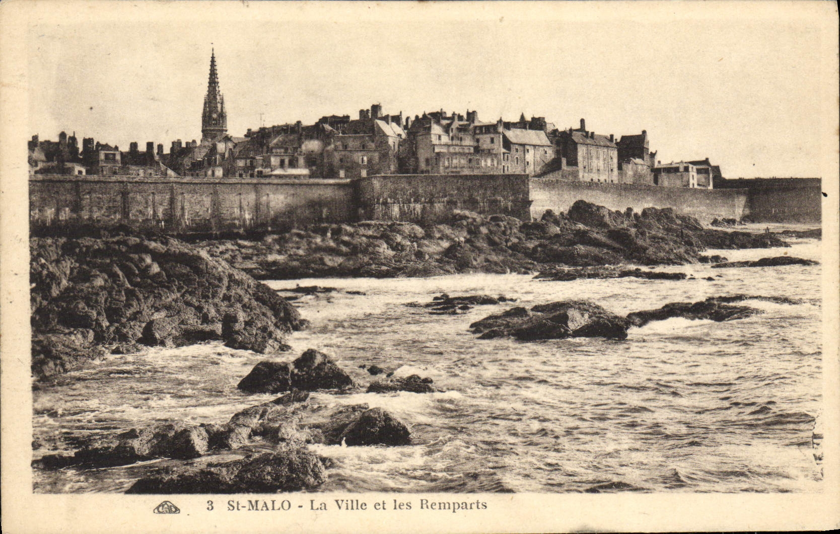 VINTAGE POSTCARD St Malo the City and Walls