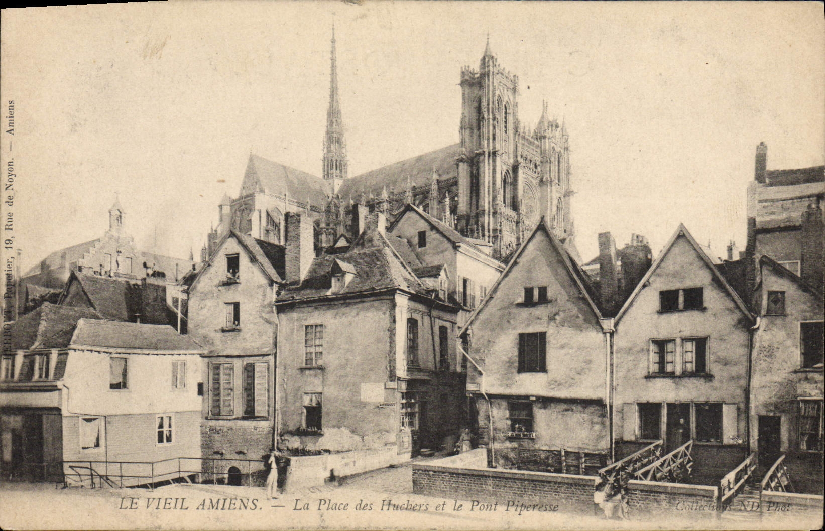 CPA Le Vieil Amines La Place des Huchers et le pont Piperesse 