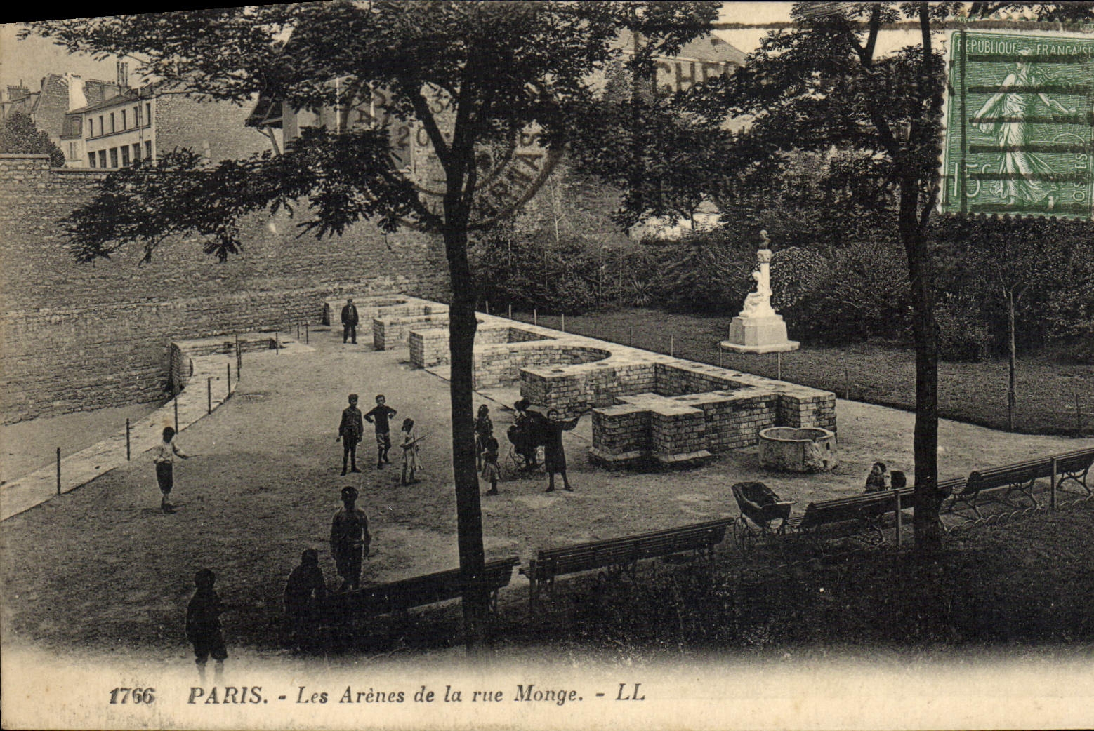 CPA Paris Les Arenes de la Rue Monge Enfants