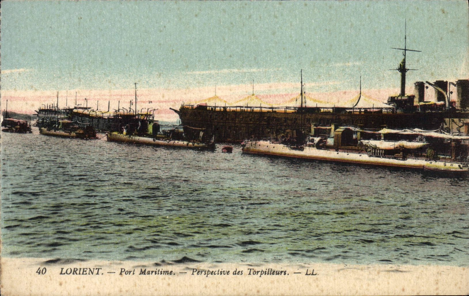 Barcos del puerto de Lorient de la POSTAL de la VENDIMIA
