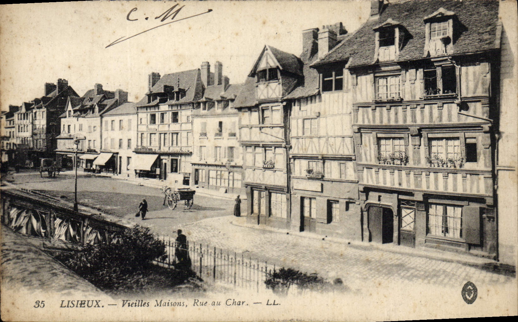 Calle de las casas de las mujeres mayores de Lisieux de la POSTAL de la VENDIMIA con el tanque