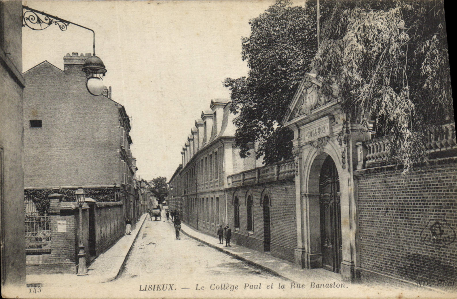 CPA Lisieux Le College Paul et la Rue Banaston