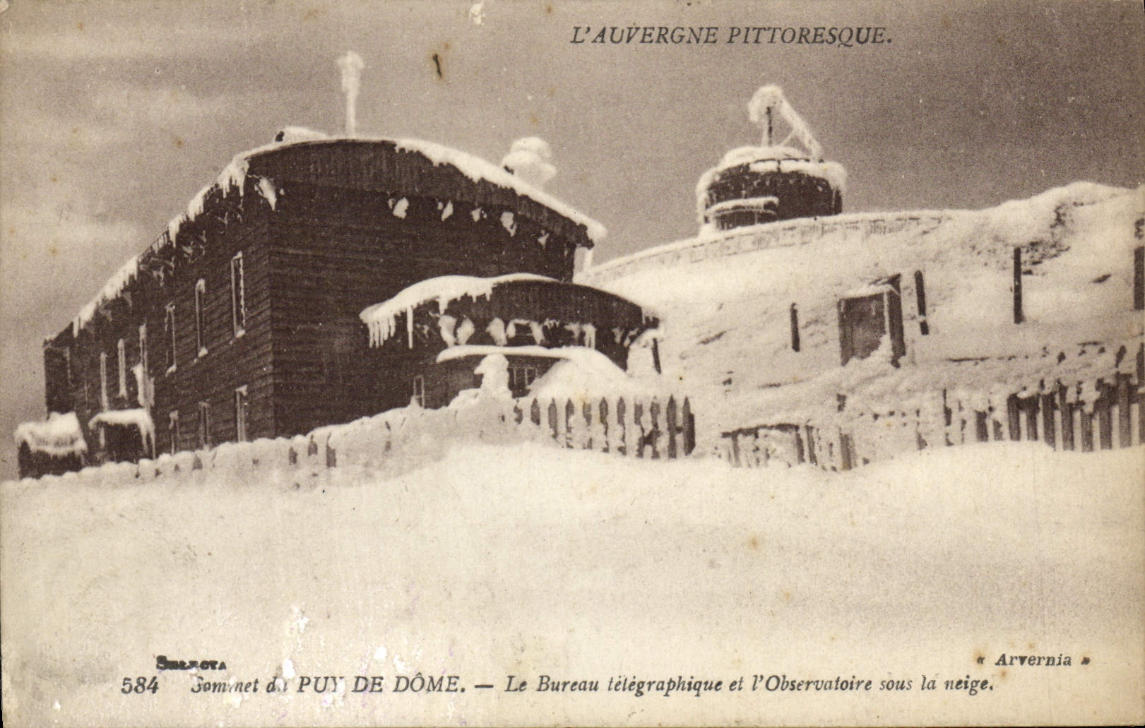VINTAGE POSTCARD Summit of Puy de Dome the telegraphic office and the observatory under snow
