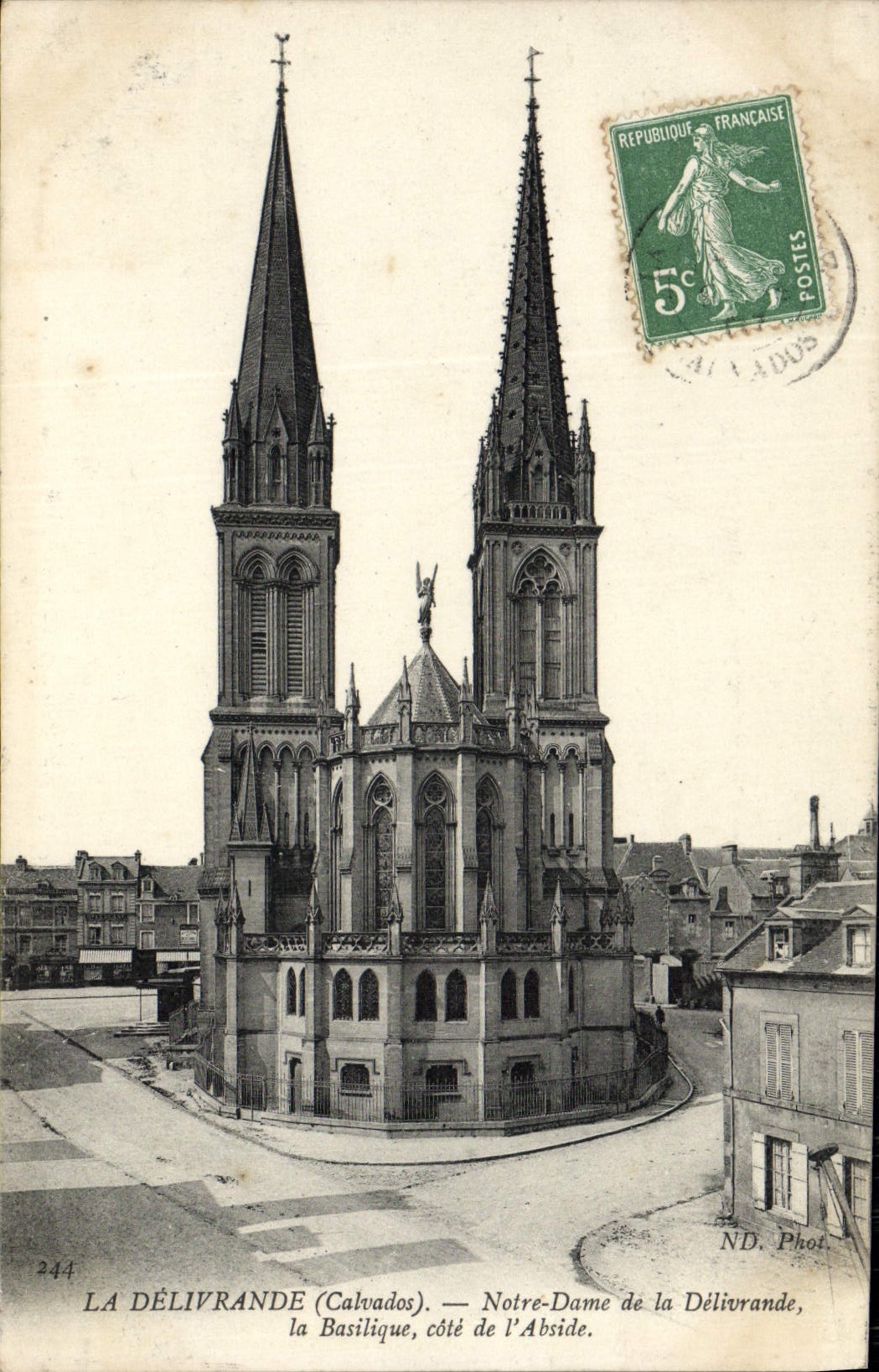CPA La Delivrande Notre Dame de la Delivrande la Basilique cote de l'abside