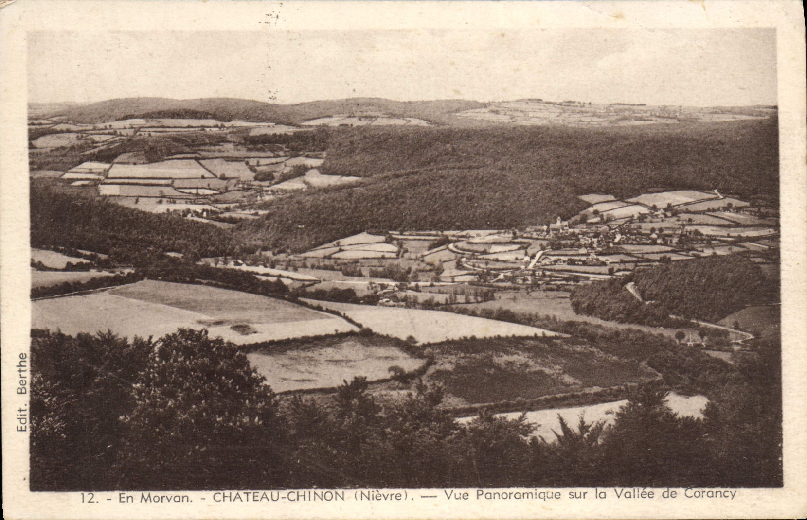 Opinión panorámica del castillo de Chinon de la POSTAL de la VENDIMIA sobre el valle de Corancy