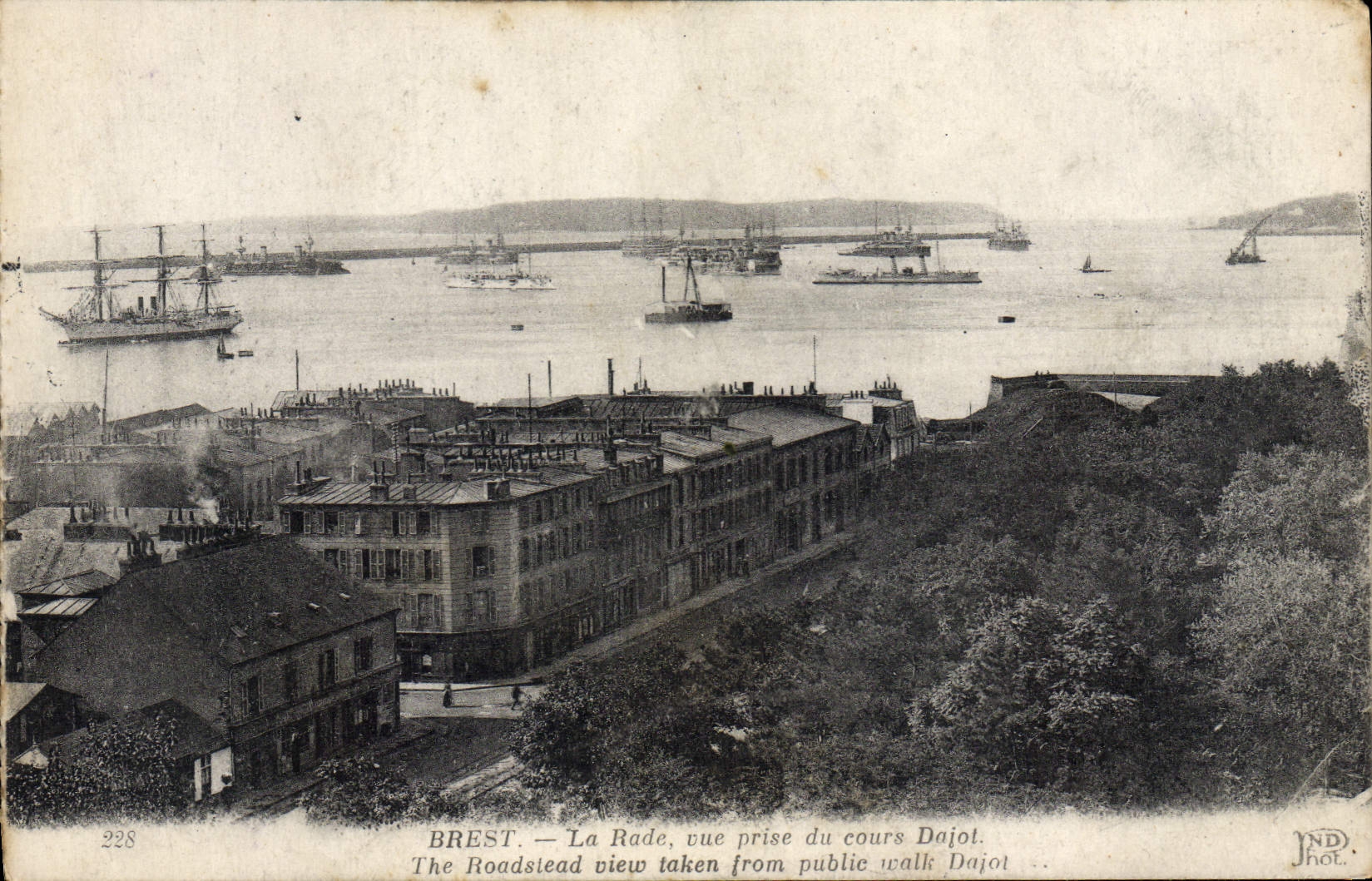 CPA Brest La Rade Vue Prise du Cours Dajot Bateaux